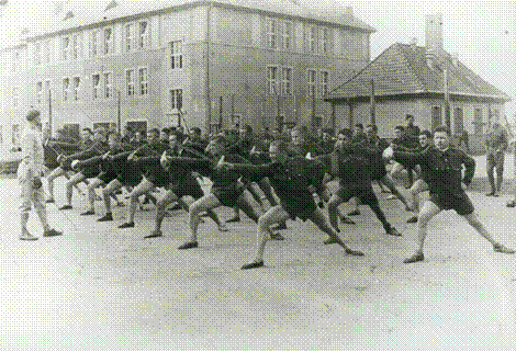 Fot. 17. Ćwiczenia szermiercze w kompanii czwartej Korpusu Kadetów w Rawiczu. Prowadzący Józef Siarkiewicz