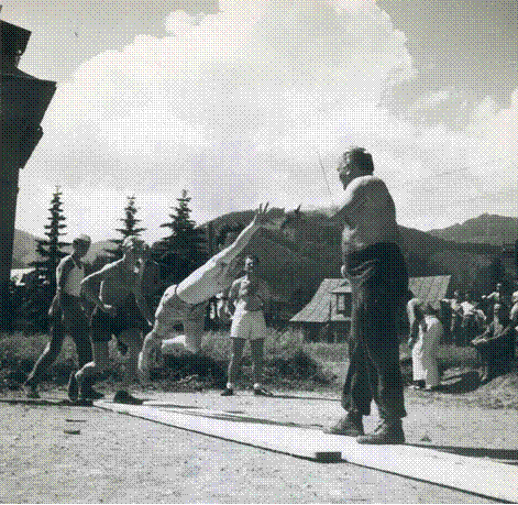 Fot. 29. Przygotowania do II Międzynarodowych Igrzysk Sportowych Młodzieży (1955 r.) Ćwiczenia "strumieniem" na obozie w Zakopanem prowadzi mjr Janos Kevey