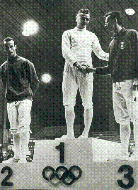 Fot. 41. Pierwszy złoty medal olimpijski we florecie wywalczył w Tokio w 1964 r. Egon Franke, drugie miejsce zdobył Jean-Claude Magnan i trzecie - Daniel Revenu (obaj Francja)