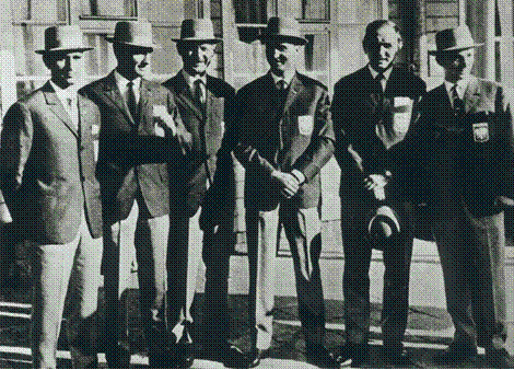 Fot. 42. Zdobywcy brązowego medalu olimpijskiego w szabli w Tokio w 1964 r. Od lewej: Andrzej Piątkowski, Emil Ochyra, Aleksander Wójcicki (trener), Jerzy Pawłowski, Wojciech Zabłocki