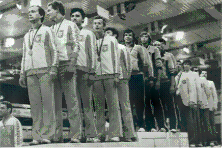 Fot. 47. Srebrny medal na Igrzyskach Olimpijskich w Moskwie (1980) uzyskał zespół szpadzistów w składzie od lewej: Leszek Swornowski, Mariusz Strzałka, Andrzej Lis, Ludomir Chronowski, Piotr Jabłkowski