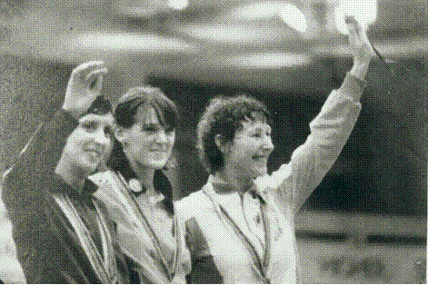 Fot. 49. Barbara Wysoczańska (pierwsza z prawej) na Igrzyskach Olimpijskich w 1980 r. w Moskwie wywalczyła we florecie brązowy medal (był to pierwszy medal w historii występów pań). Złoty medal zdobyła Pascal Trinquet z Francji (w środku), a srebrny Magda Maros (Węgry)