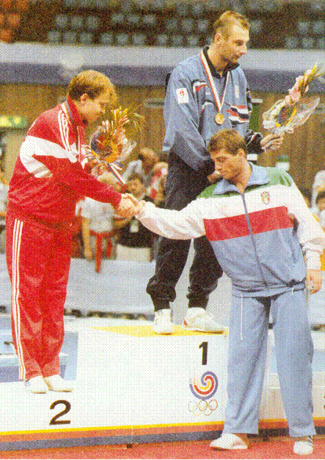 Fot.50. Janusz Olech (pierwszy od lewej) srebrnym medalistą olimpijskim w szabli w Seulu w 1988 r. Zwyciężył Jean-Francois Lamoura (Francja), trzeci był Giovanni Scalzo (Włochy)