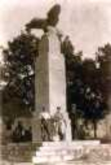 Robotnicy przy pracach wykończeniowych pomnika