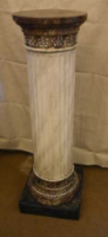 Rzeźba przedstawiająca Józefa Ignacego Kraszewskiego, na postumencie