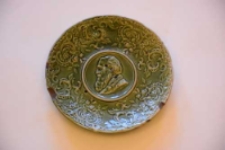 Talerz fajansowy z wizerunkiem J&oacute;zefa Ignacego Kraszewskiego